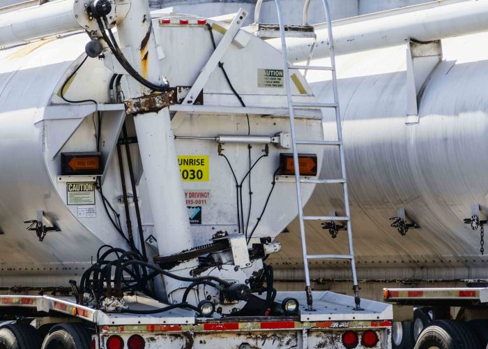 Gasolinera en Madrid con servicios de calidad y recarga eléctrica